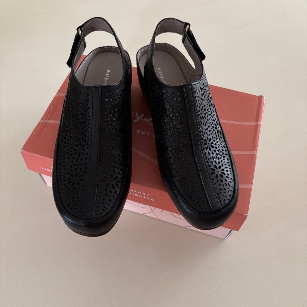 Easy Spirt Dawn closed toe sandals - Like New